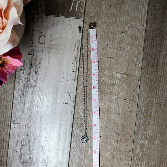 NWT Silver Tone Round Pendant Tree of Life Necklace - Picture 4 of 16